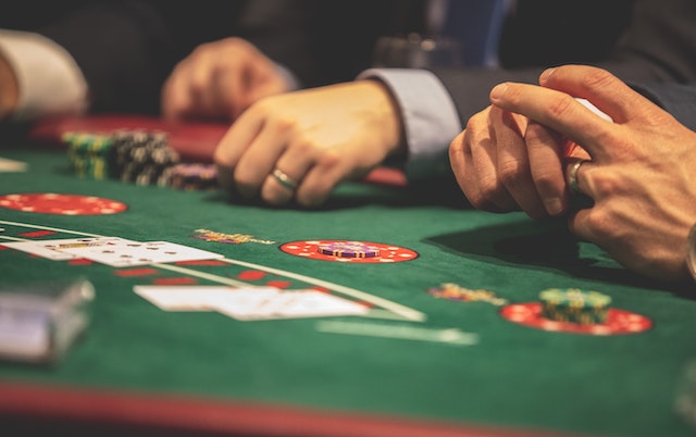 Celebrity-Playing-Poker